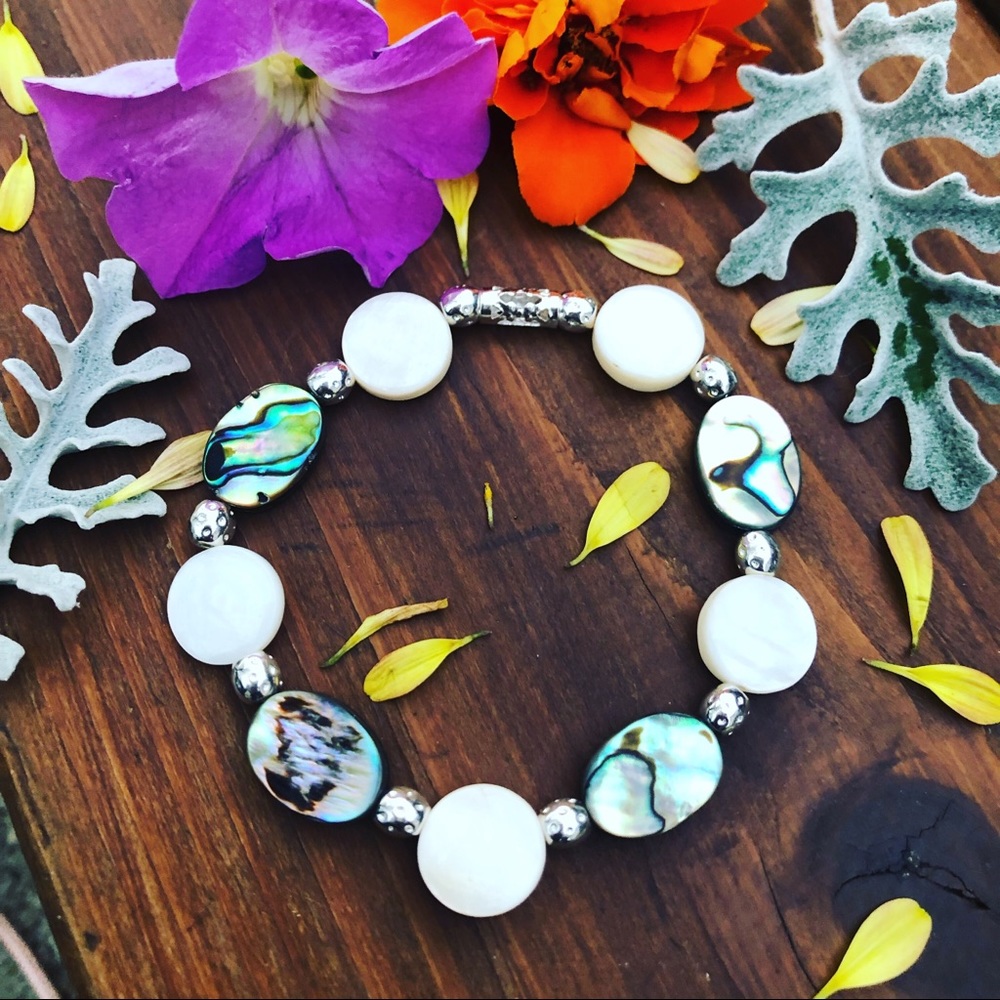White Beads & Abalone Bracelet 🍃